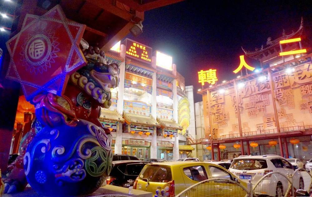 沈阳刘老根大舞台火爆市民排长队抢票