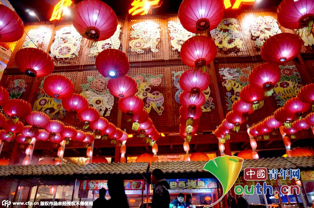 沈阳刘老根大舞台火爆市民排长队抢票