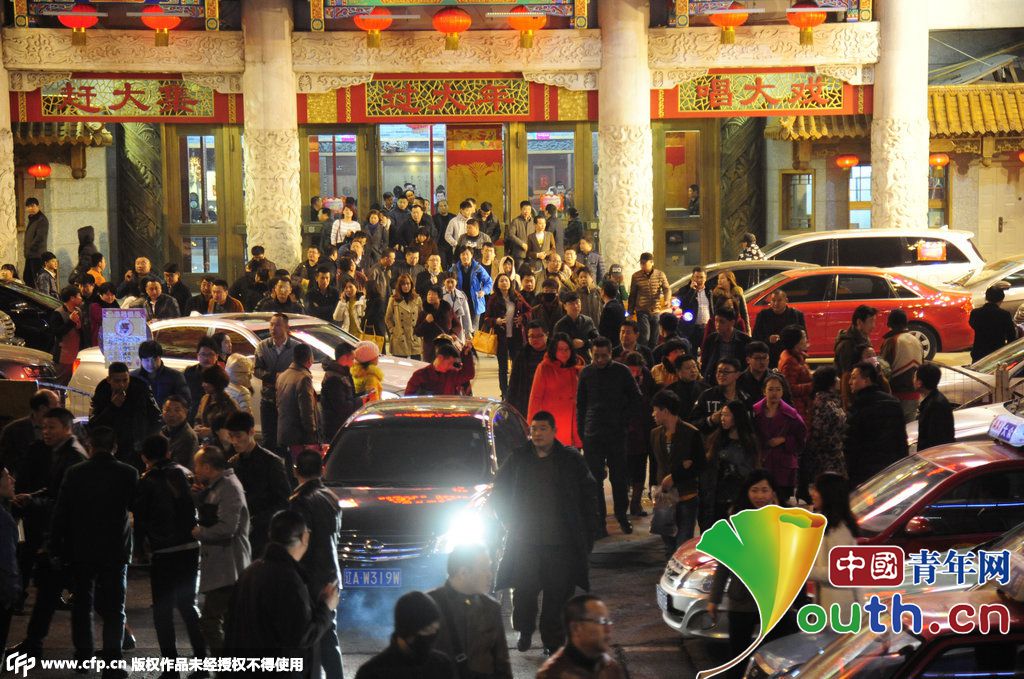 沈阳刘老根大舞台火爆市民排长队抢票