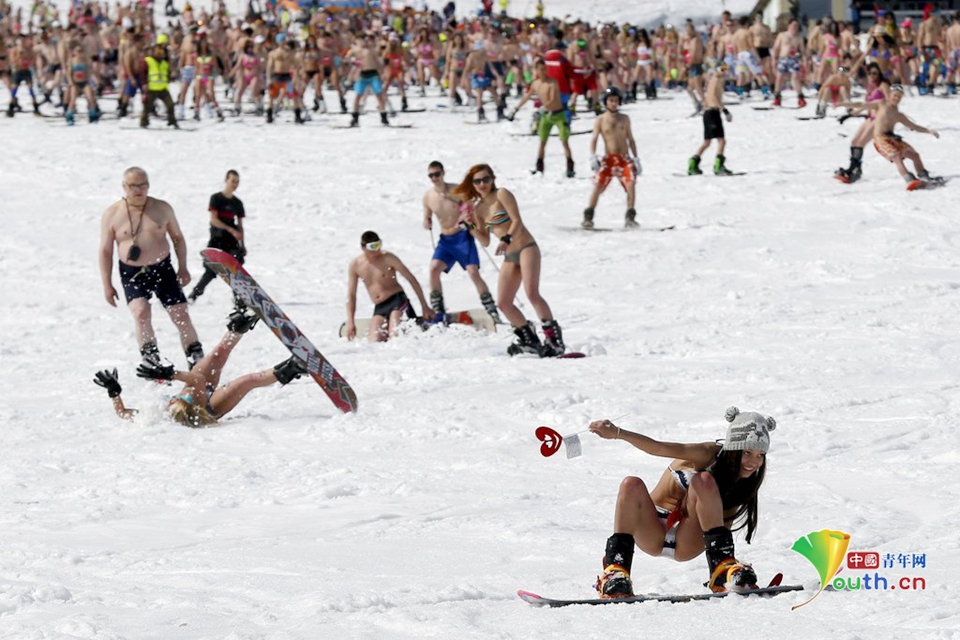 俄罗斯1600名泳装滑雪者性感亮相欲破世界纪录