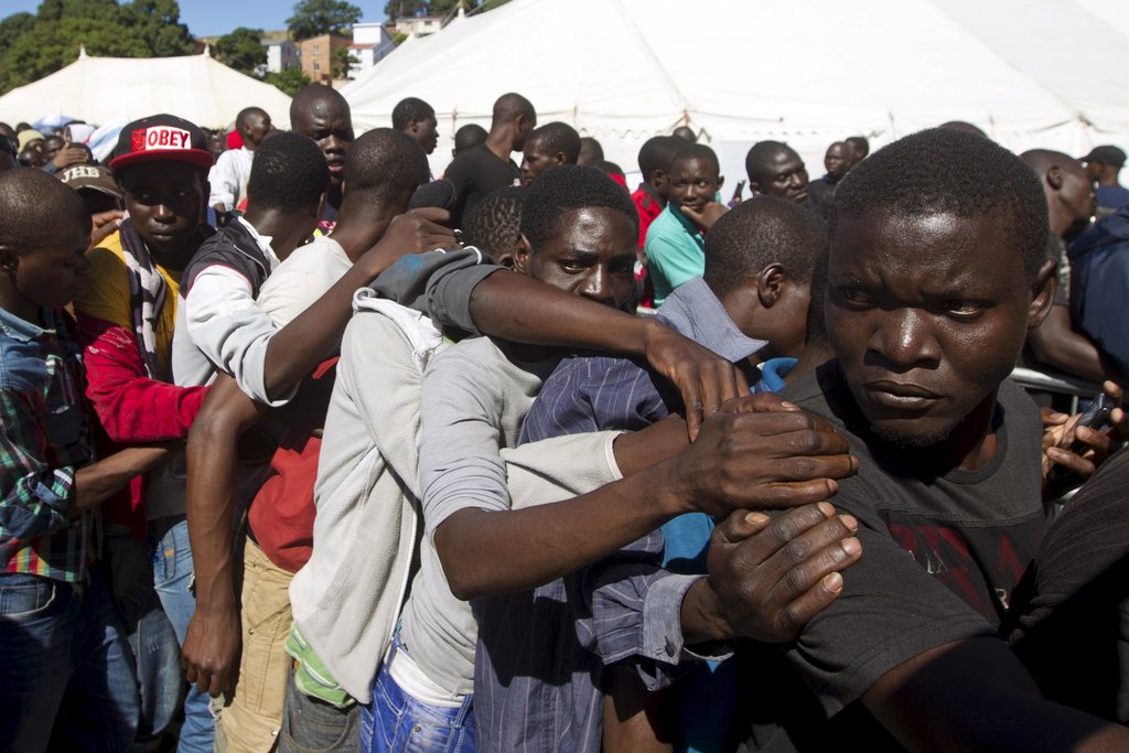 南非发生大规模排外骚乱 外国移民排队等待撤离