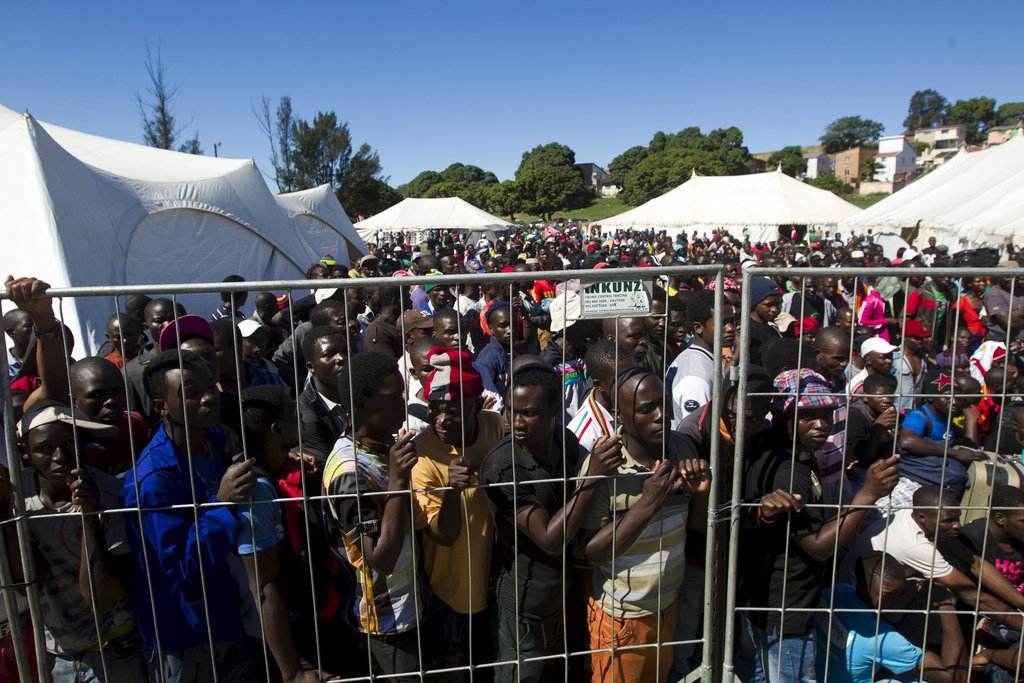 南非发生大规模排外骚乱 外国移民排队等待撤离