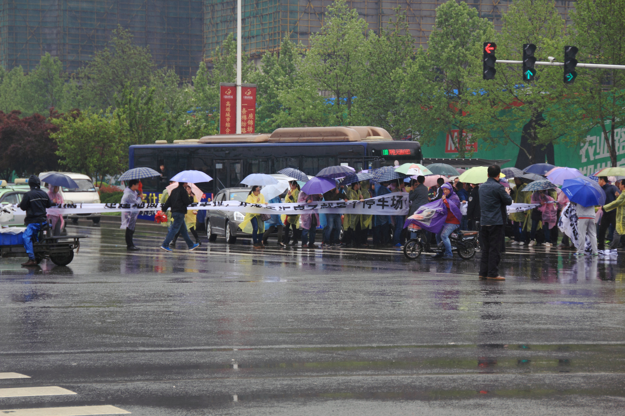 郑州一小区业主雨中排人墙“维权” 致交通瘫痪