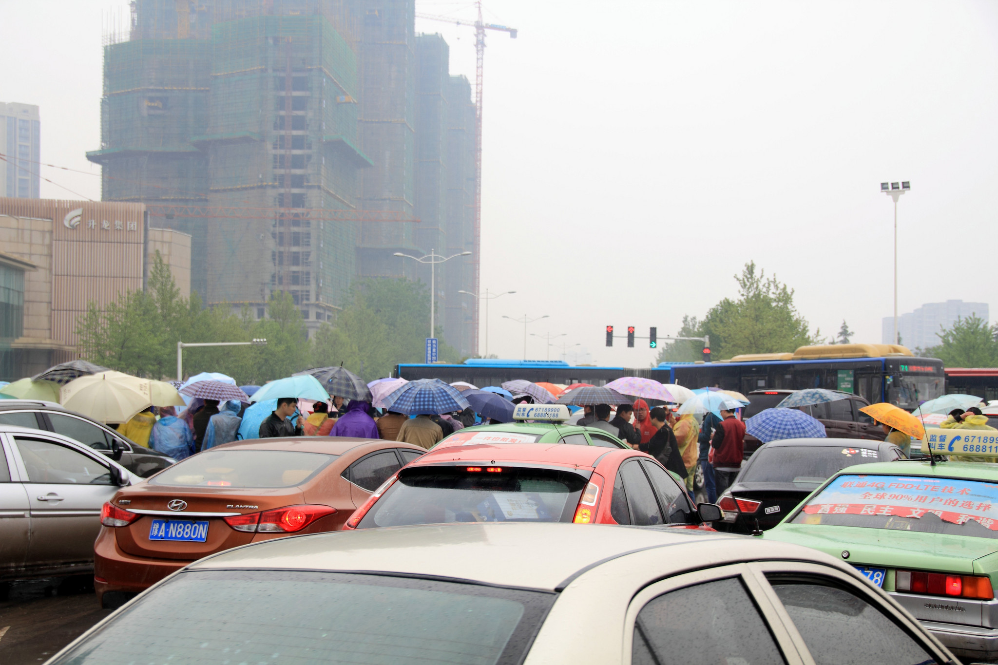 郑州一小区业主雨中排人墙“维权” 致交通瘫痪