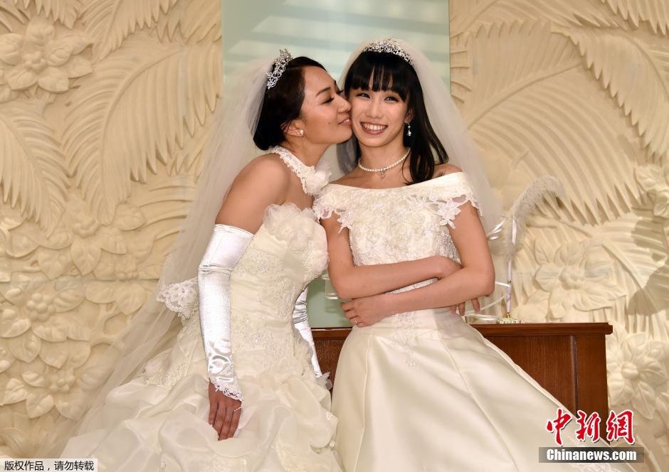 日本女同性恋艺人举办婚礼 两人同穿婚纱泪洒现场
