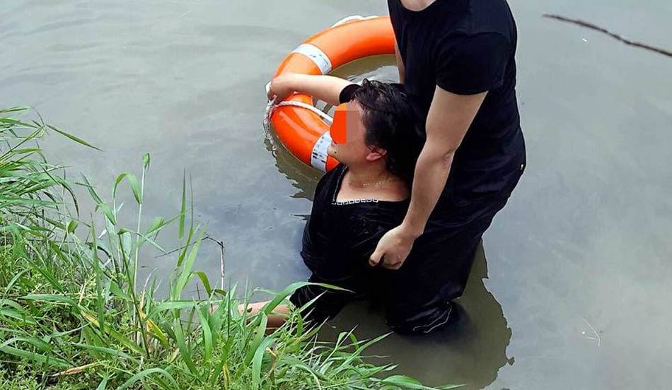 母亲跳河轻生19岁儿子站岸上无动于衷