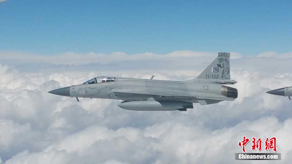 国家主席习近平专机进入巴境内后，巴国空军“黑豹”中队8架JF-17“雷电”（FC-1“枭龙”）战机组成编队为专机护航。