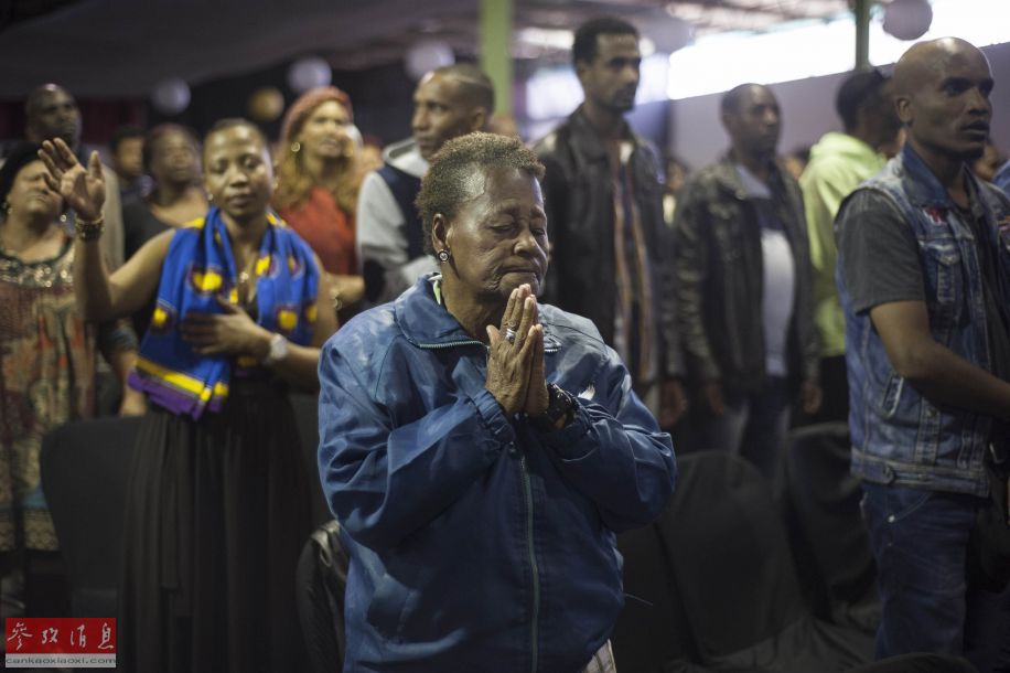 南非排外致7人死亡 民众教堂祈祷