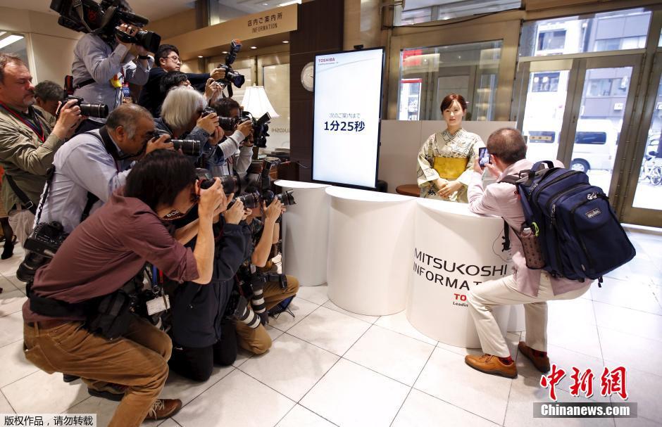 日本一百货商店现美女接待机器人 可为顾客服务