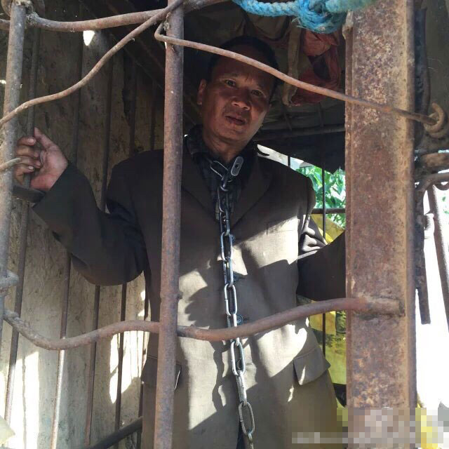 云南一精神病男子杀害奶奶 被家人囚禁铁笼11年