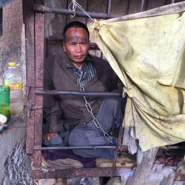 云南一精神病男子杀害奶奶 被家人囚禁铁笼11年