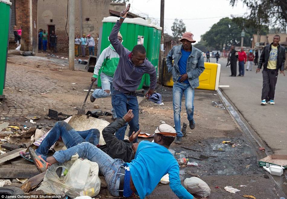 南非街头暴乱一幕