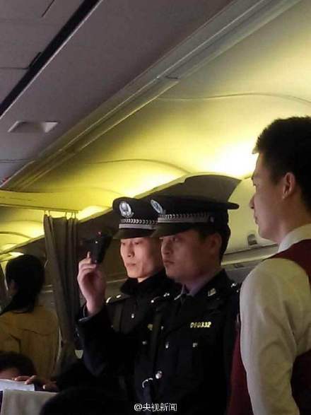 乘客从内部打开飞机安全门 被处以拘留15天