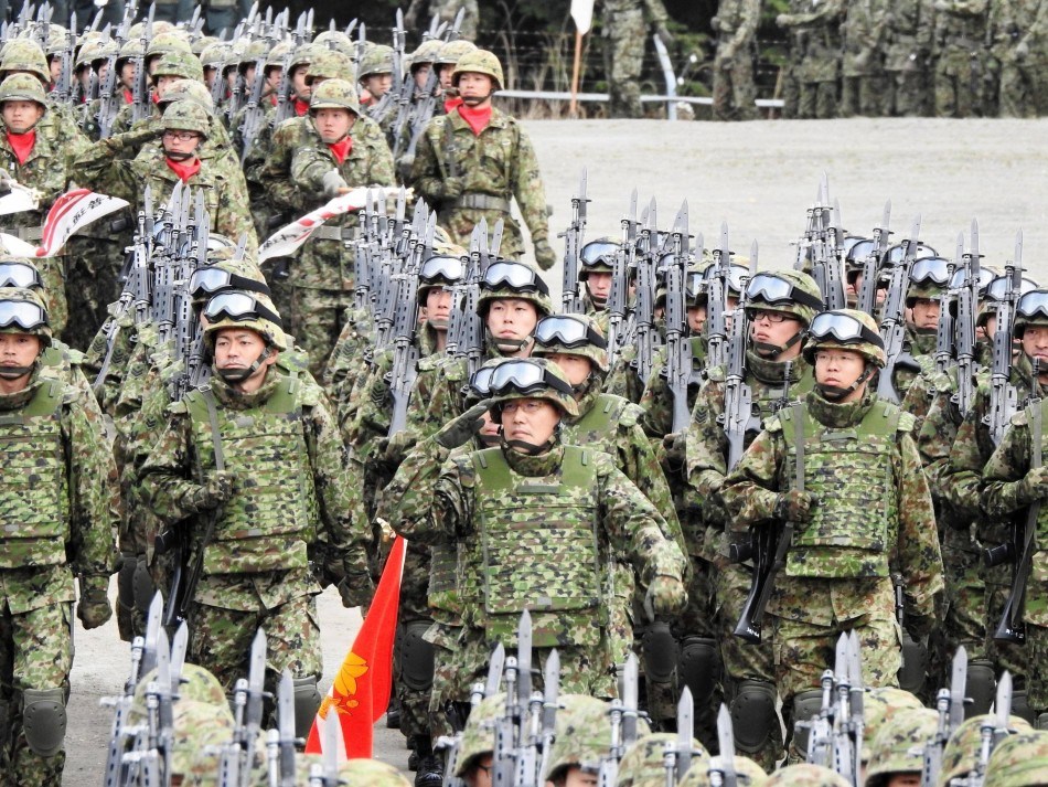 日本陆上自卫队举行隆重阅兵式