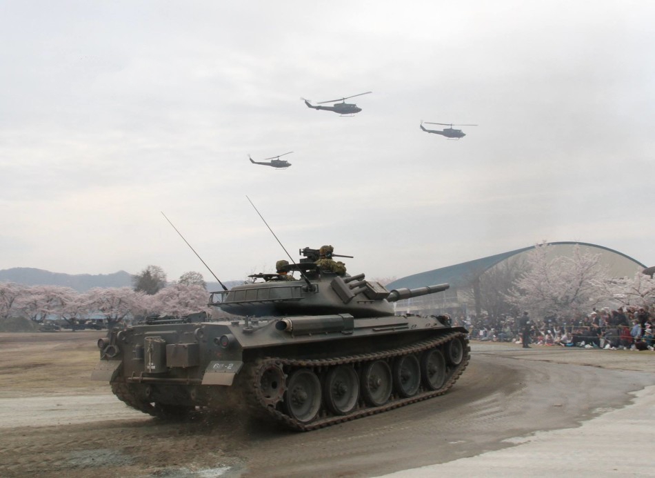 日本陆上自卫队举行隆重阅兵式