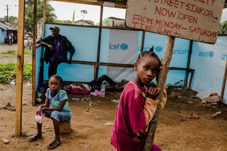 2015年普利策奖专题摄影：西非埃博拉疫情