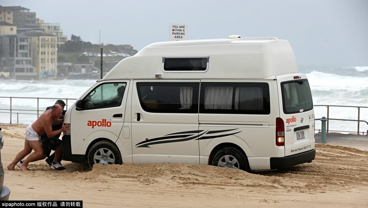 风暴突袭澳大利亚新南威尔士州 海滩瞬间变沙