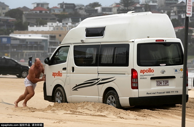 风暴“突袭”澳大利亚新南威尔士州 海滩瞬间变沙漠
