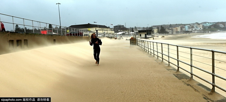风暴“突袭”澳大利亚新南威尔士州 海滩瞬间变沙漠