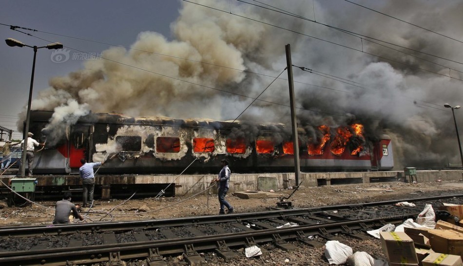 印度两列火车车厢突发大火 无人员伤亡