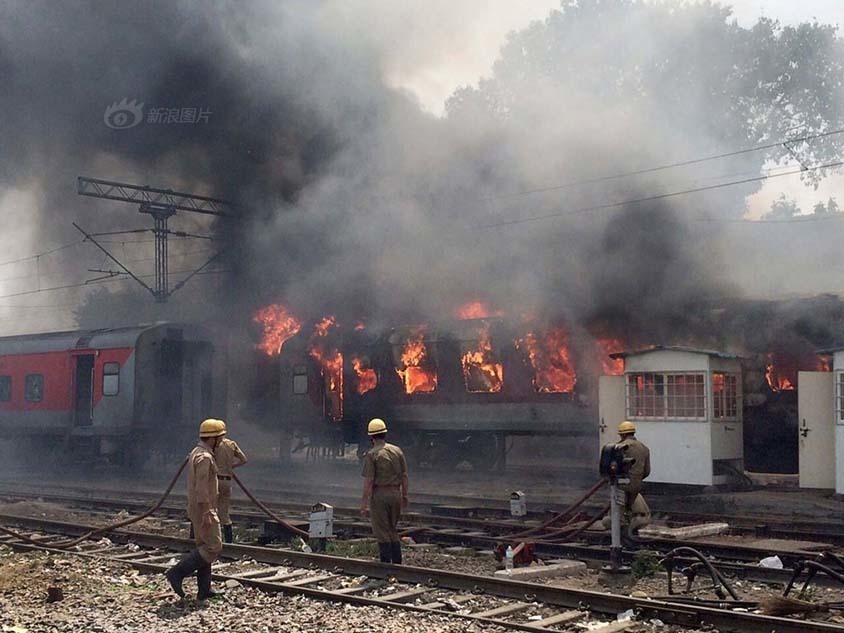 印度两列火车车厢突发大火 无人员伤亡