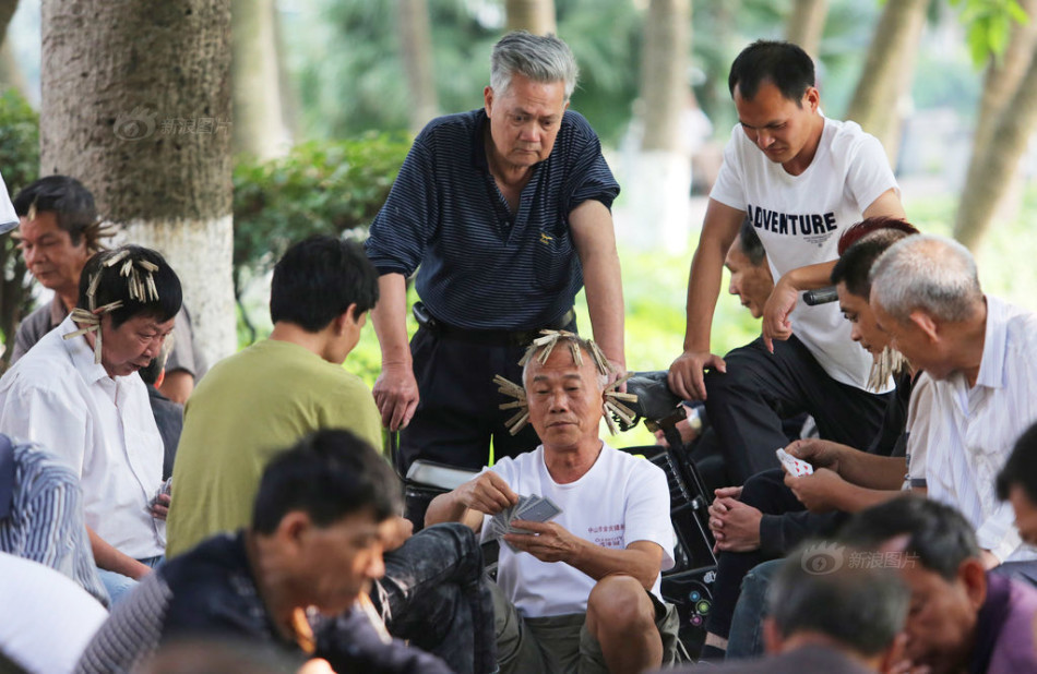 老人公园打牌消遣 输牌头部耳朵夹满夹子[1]- 中国日报网