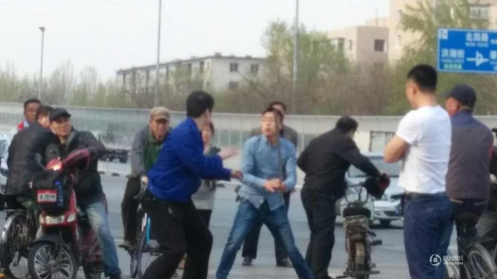 沈阳公交车与私家车上演“速度与激情”