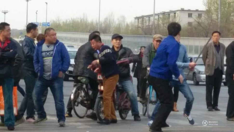 沈阳公交车与私家车上演“速度与激情”