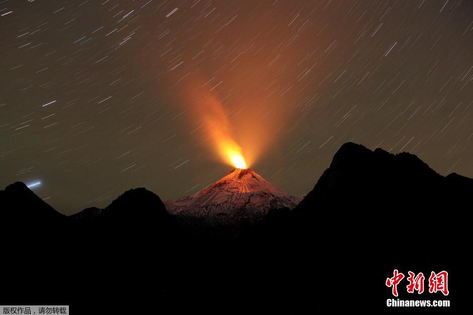 智利维利亚里卡火山喷发 政府发布橙色警告
