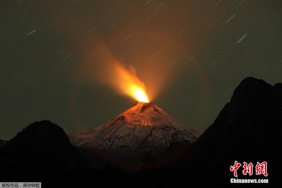 智利维利亚里卡火山喷发 政府发布橙色警告