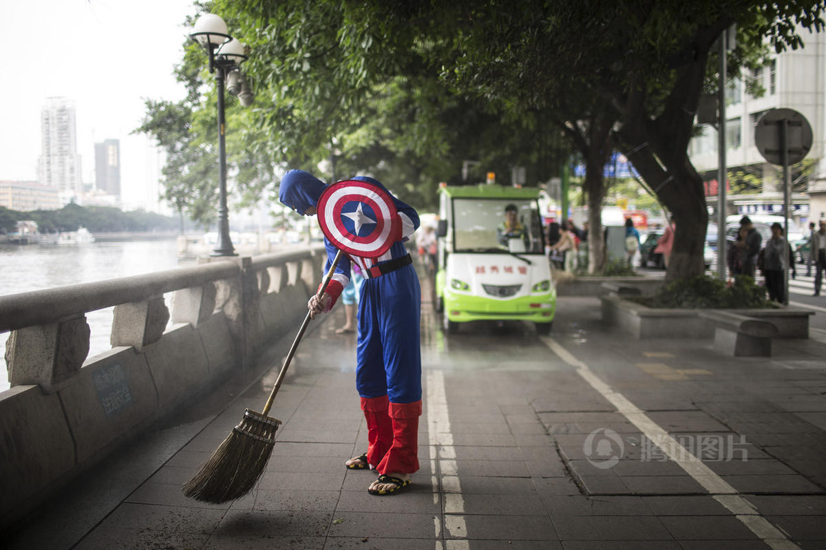 广州街头现美国队长和葫芦娃扫大街