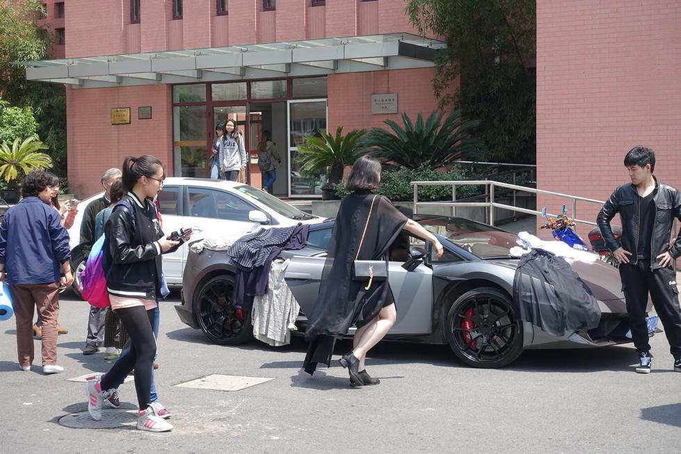 上海女大学生开兰博基尼跑车卖衣服