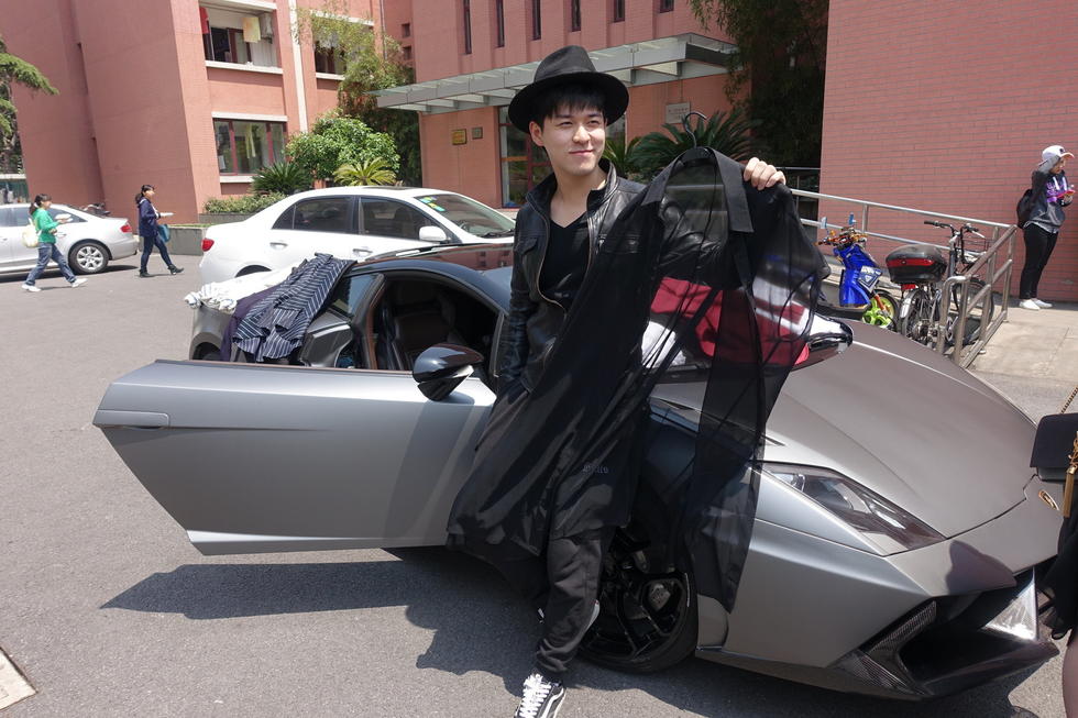 上海女大学生开兰博基尼跑车卖衣服