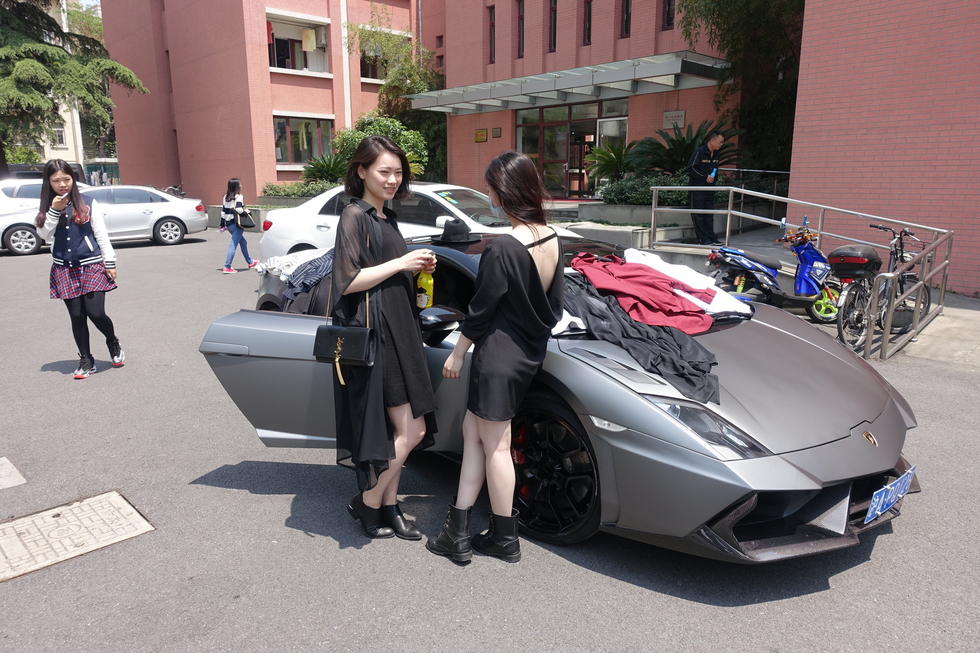 上海女大学生开兰博基尼跑车卖衣服