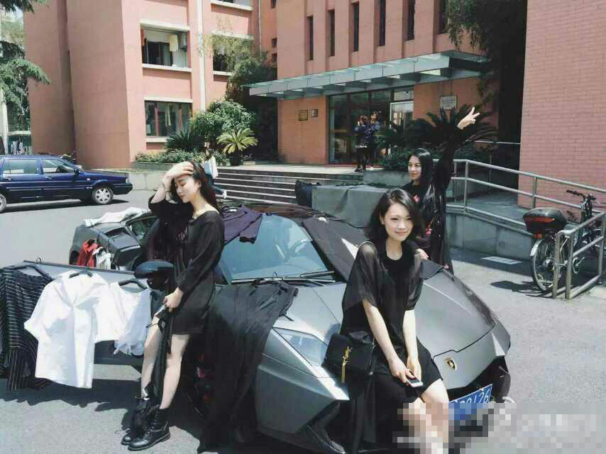 上海女大学生开兰博基尼跑车卖衣服