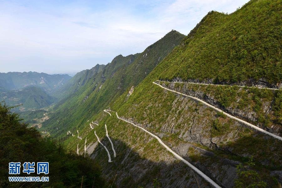 湖北恩施“天路”紧贴绝壁险峻异常