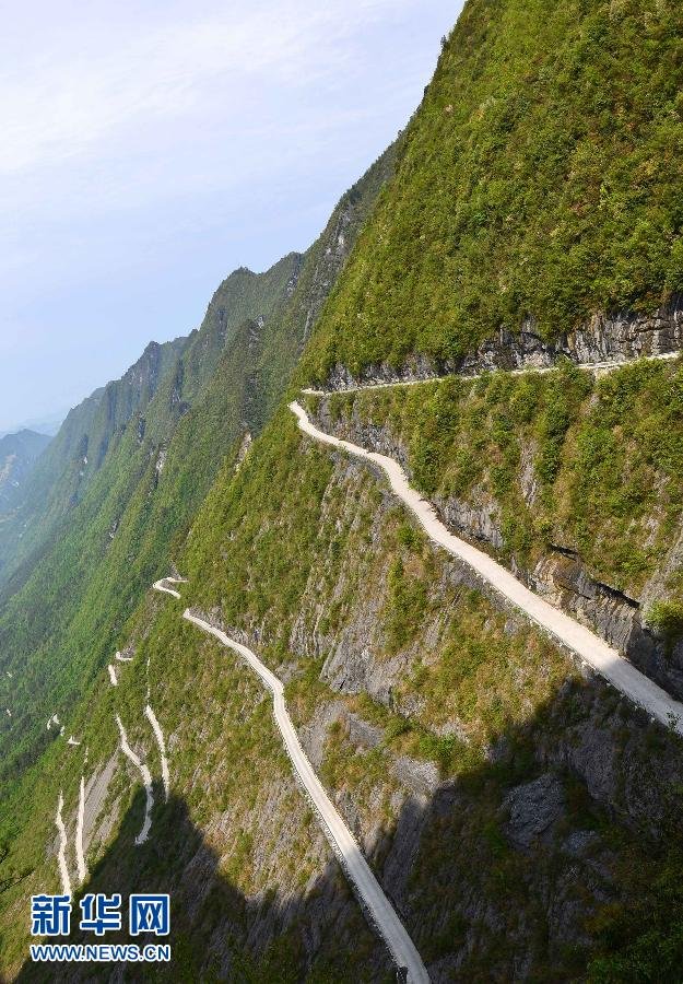 湖北恩施“天路”紧贴绝壁险峻异常