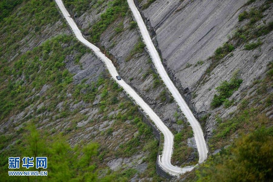 湖北恩施“天路”紧贴绝壁险峻异常