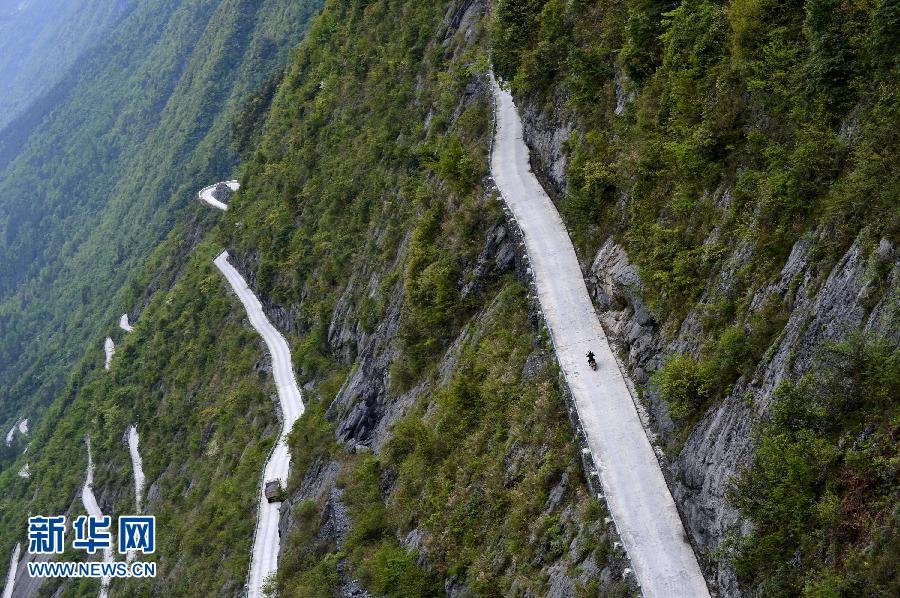 湖北恩施“天路”紧贴绝壁险峻异常