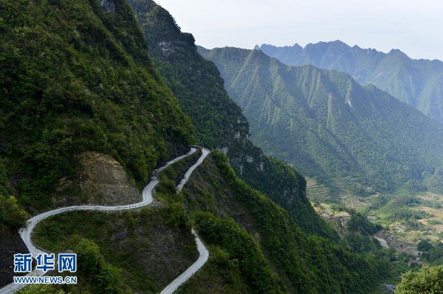 湖北恩施“天路”紧贴绝壁险峻异常