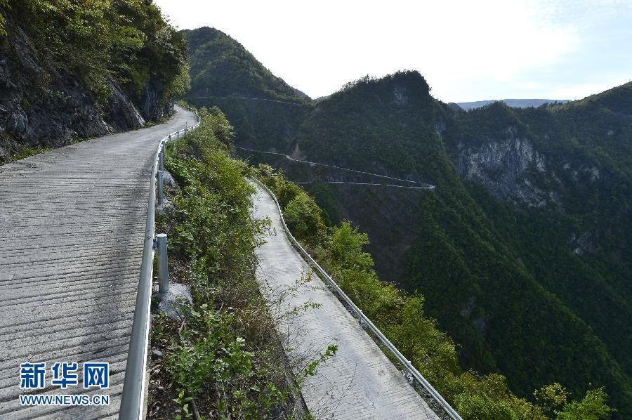 湖北恩施“天路”紧贴绝壁险峻异常