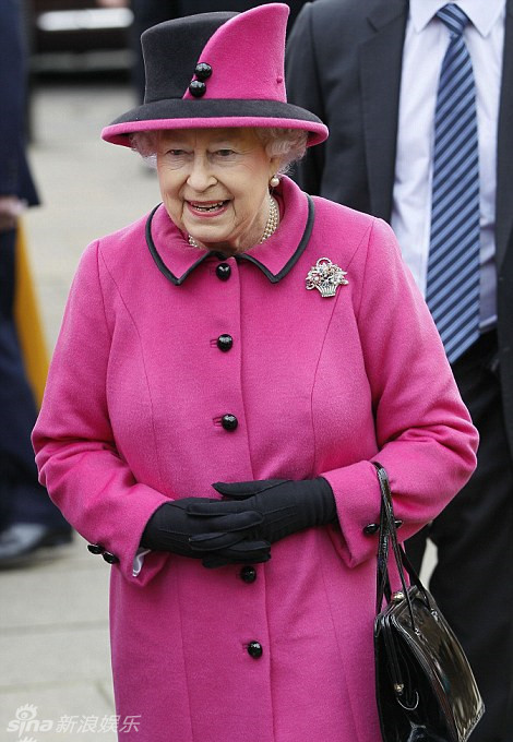 英国女王彩虹装盘点 89岁仍能玩转时尚