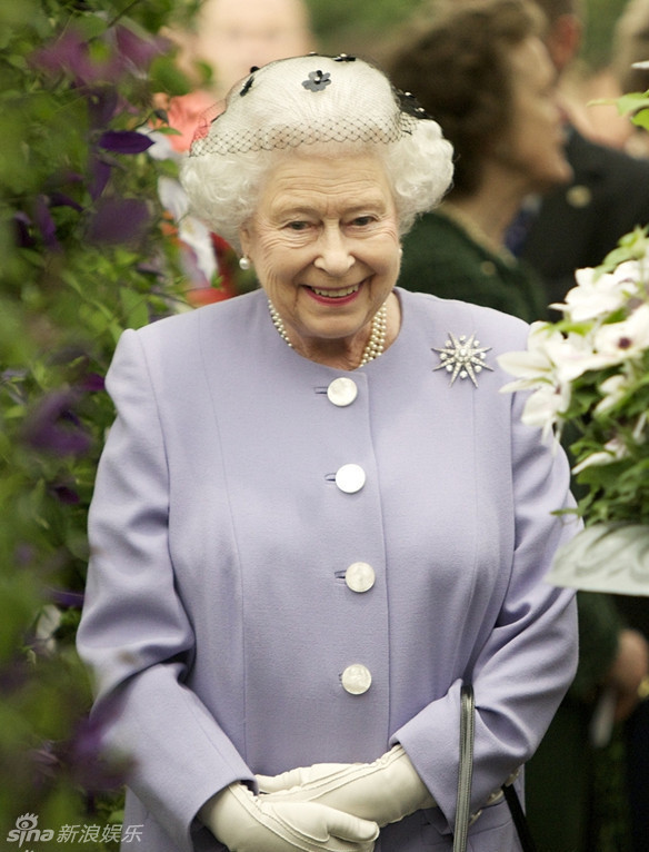 英国女王彩虹装盘点 89岁仍能玩转时尚