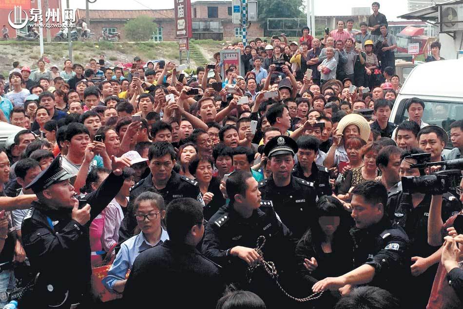 拐卖女童人贩子指认现场被数千民众包围