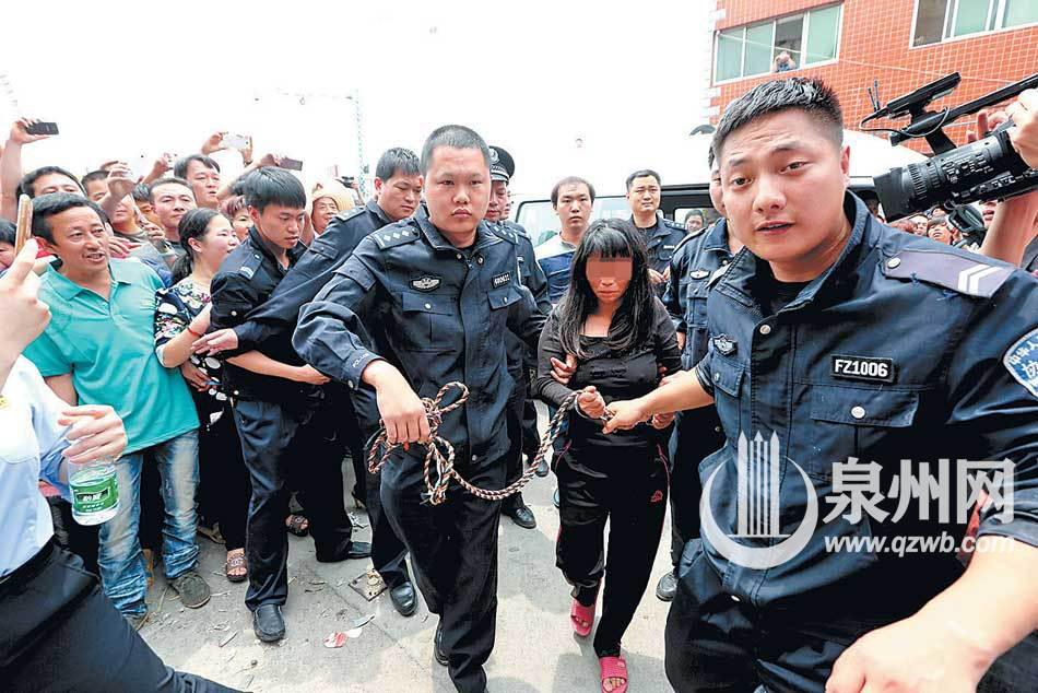 拐卖女童人贩子指认现场被数千民众包围