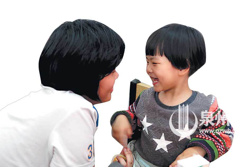 拐卖女童人贩子指认现场被数千民众包围