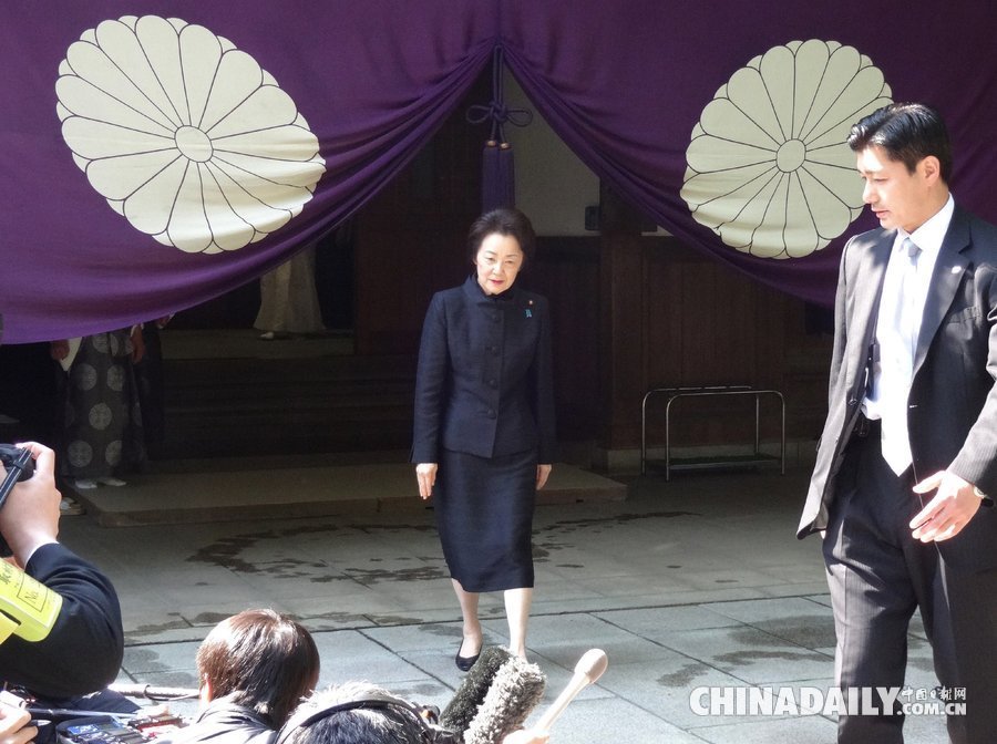 安倍内阁两名女性成员参拜靖国神社