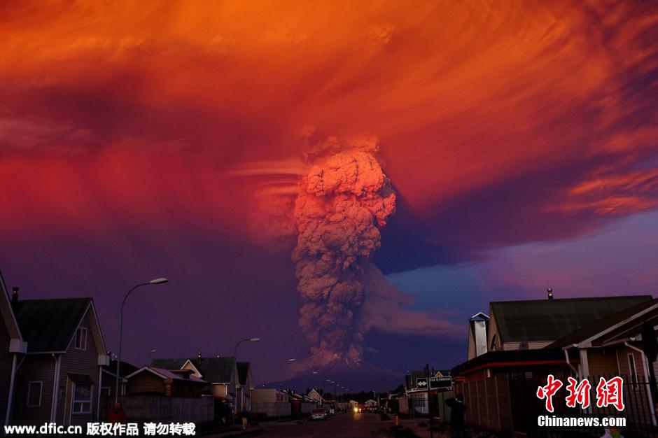 智利火山喷发 火山灰冲天如蘑菇云