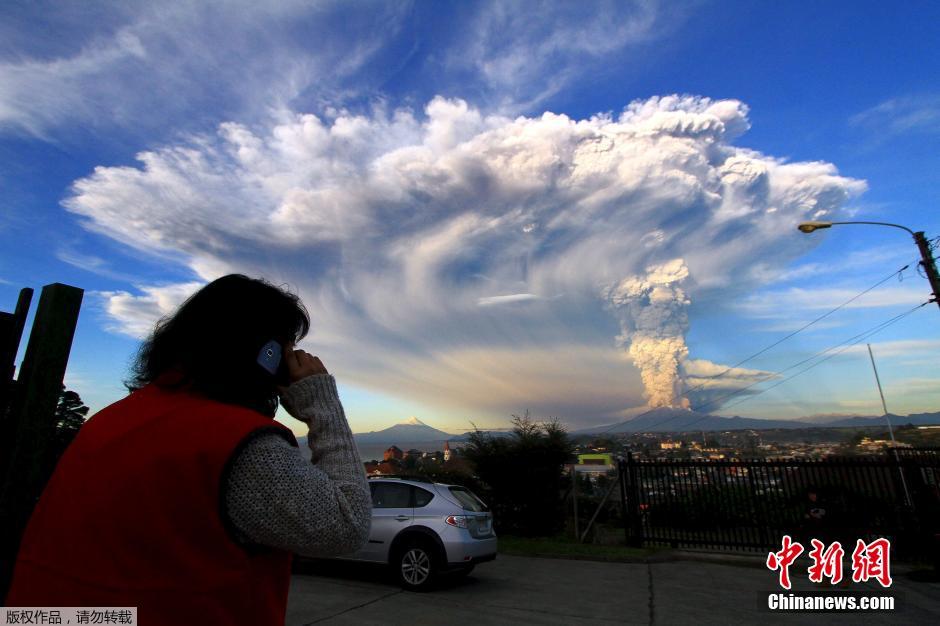 智利火山喷发 火山灰冲天如蘑菇云
