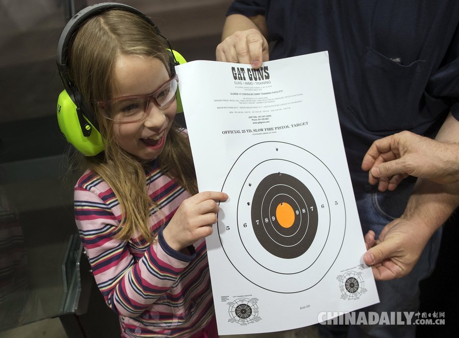 记录美国小女孩第一次开枪经历